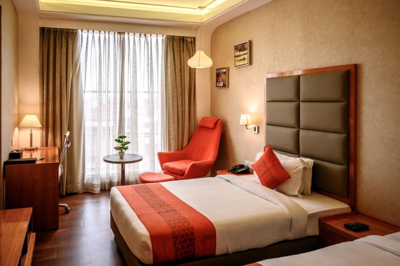 Dng The Grand Hotel Kanpur Dış mekan fotoğraf