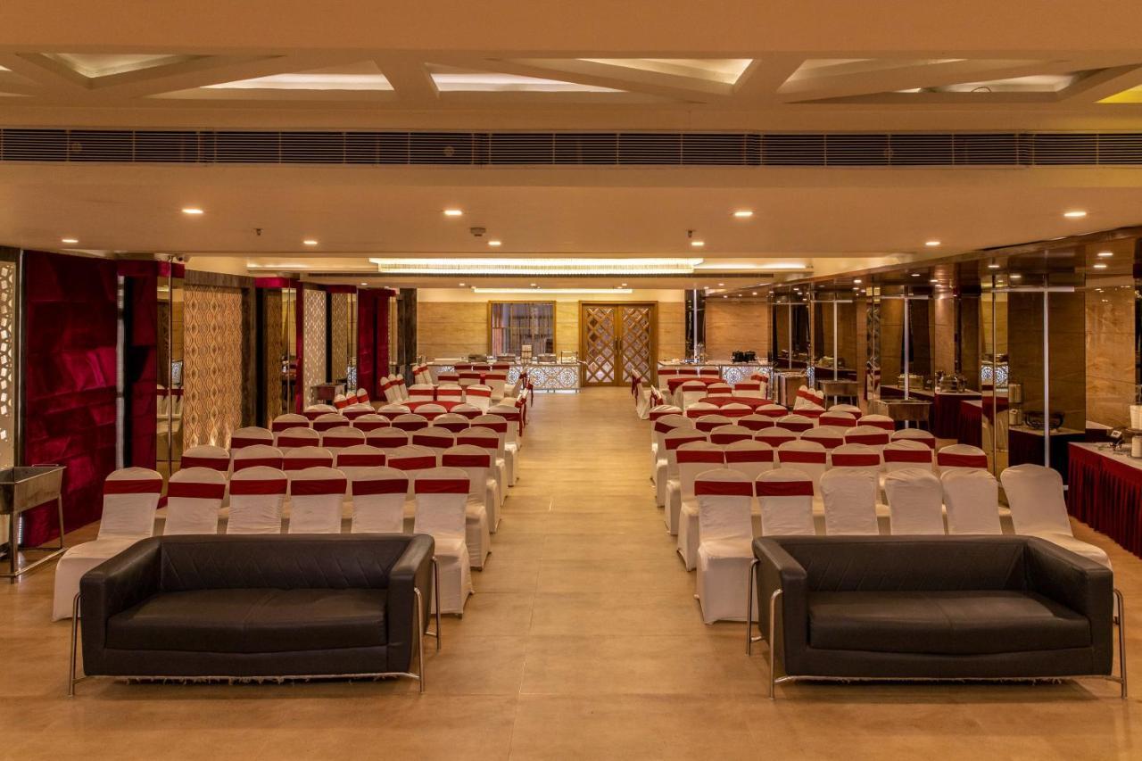Dng The Grand Hotel Kanpur Dış mekan fotoğraf